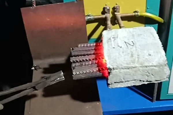 螺纹钢筋用超音频9.1成人免费看片加热设备加热退火热处理后用冲床锻打