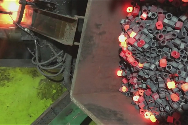 在超音频9.1成人免费看片加热设备配合下生产30螺母