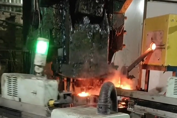 棒料中频锻造炉，机械手臂自动送料