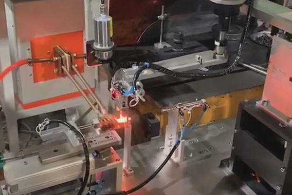  搭配机械手臂实现自动化操作的超高频9.1成人免费看片加热设备