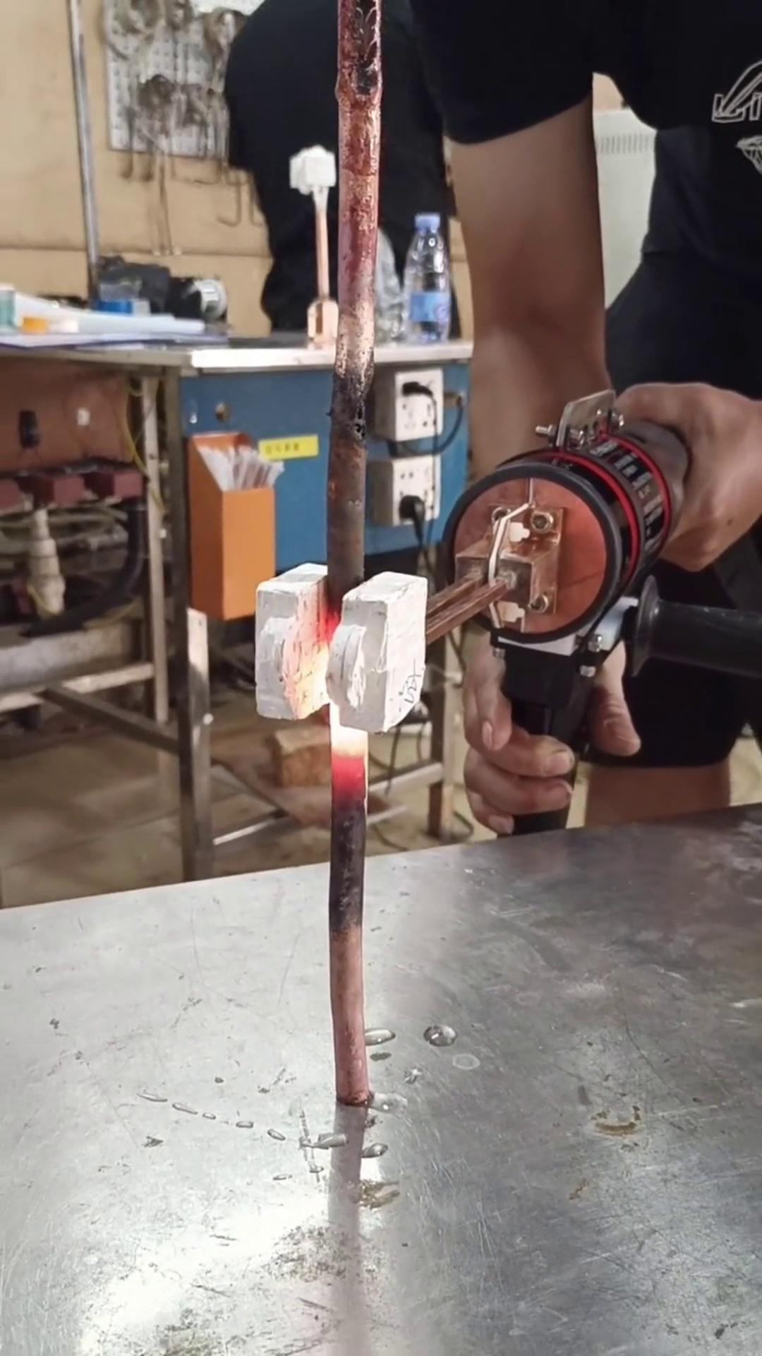 手持式9.1成人免费看片加热设备，由于其节能，加热头轻等优点，已广泛应用于铜管焊接