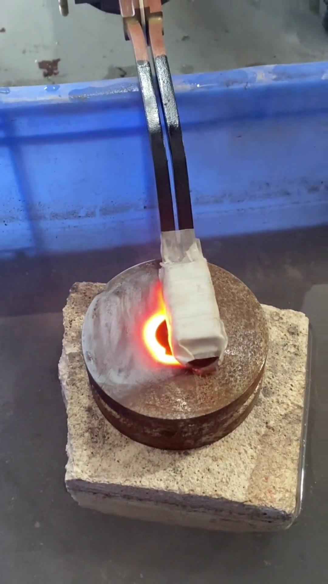 手持式高频机 高频9.1成人免费看片加热设备 10米软链接电缆 适合复杂场合和环境下进行加热淬火退火热处理工艺