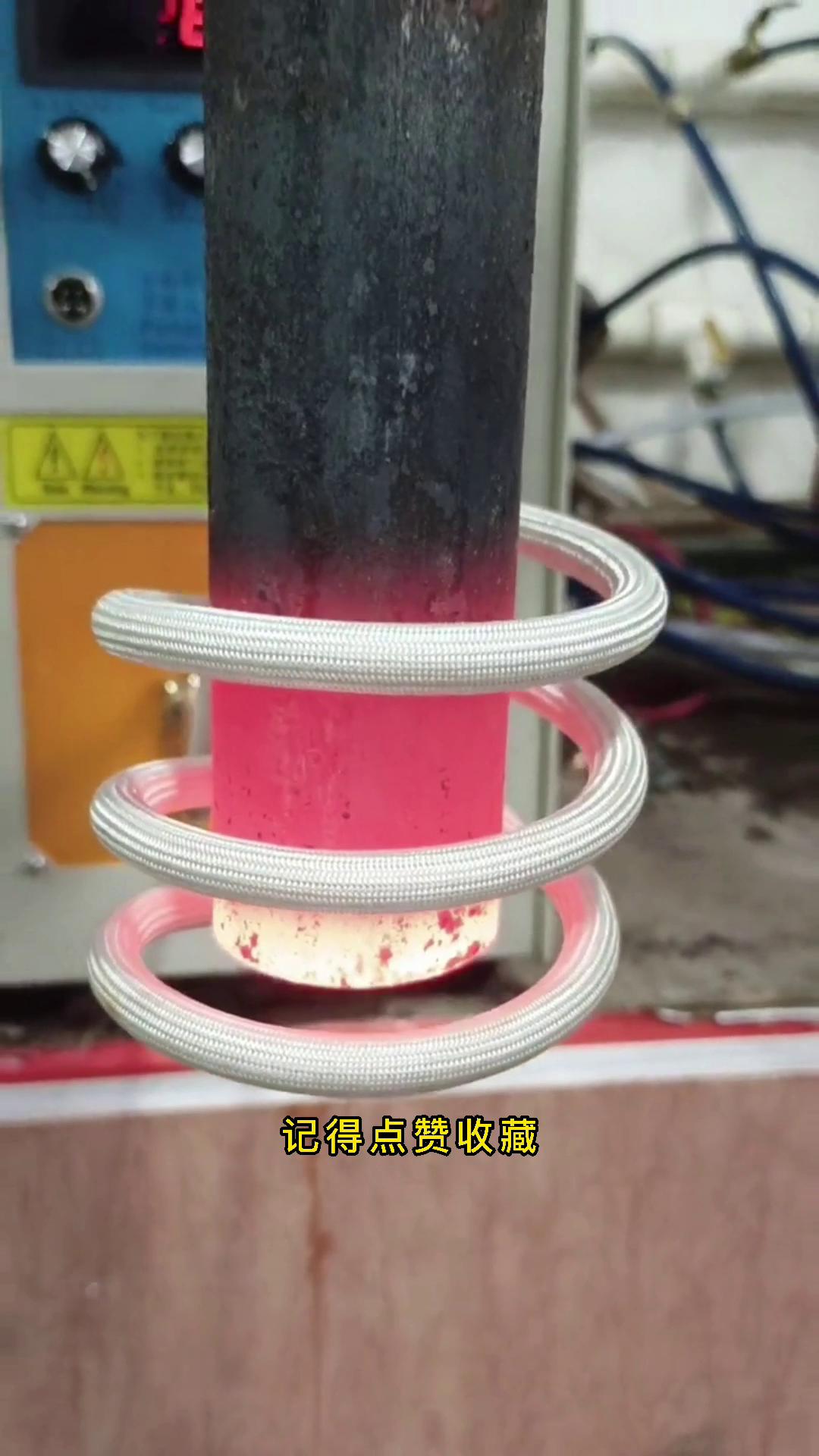 一台看似平平无奇的机器，却可以瞬间把金属棒料加热到一千度以上，这就是神奇的高频加热机