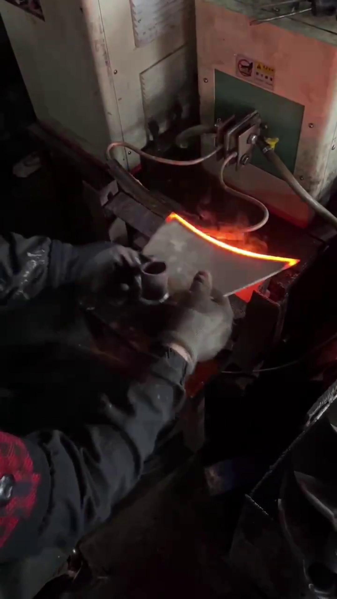 高频9.1成人免费看片加热设备 超高频淬火机 农具锄头加热淬火 红冲锻打热处理