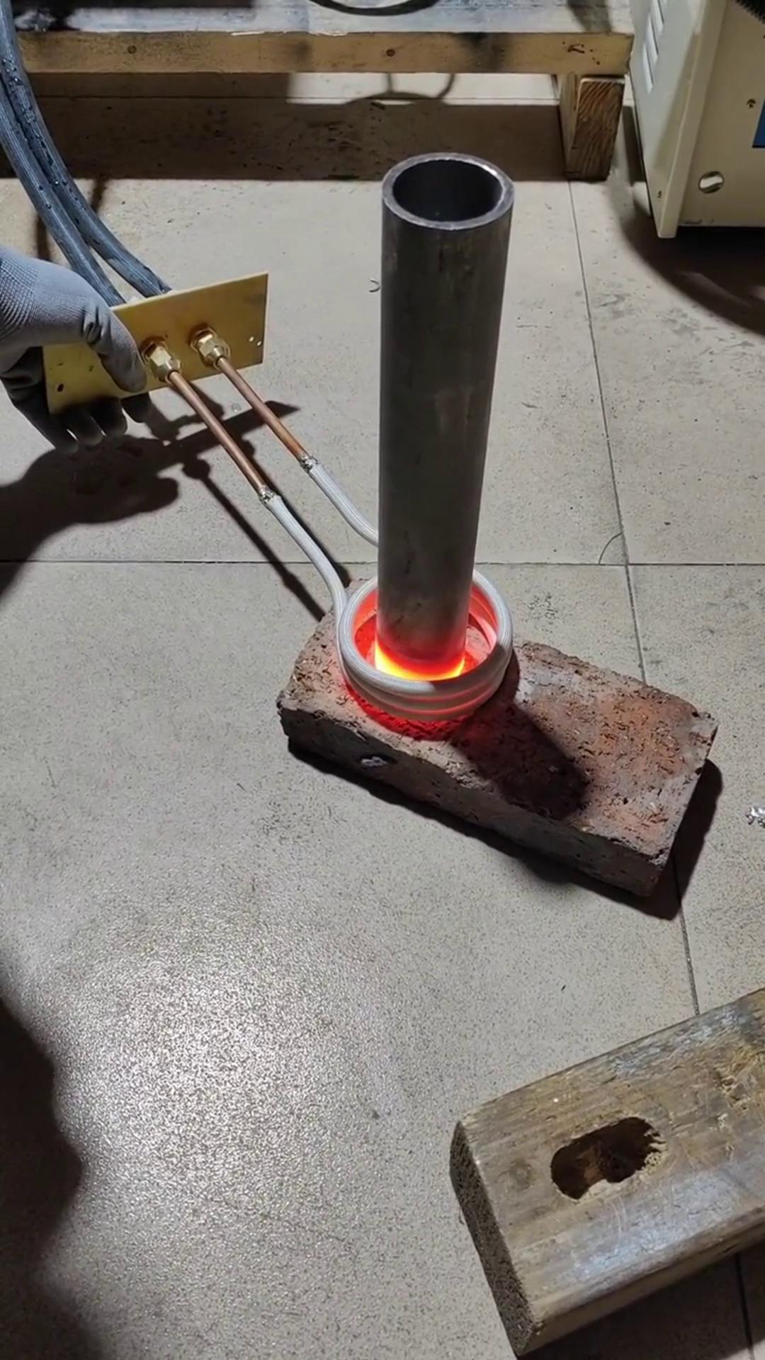 钢管热封头测试， 高频9.1成人免费看片加热设备升温速度快 不小心直接融化了 高频封口机