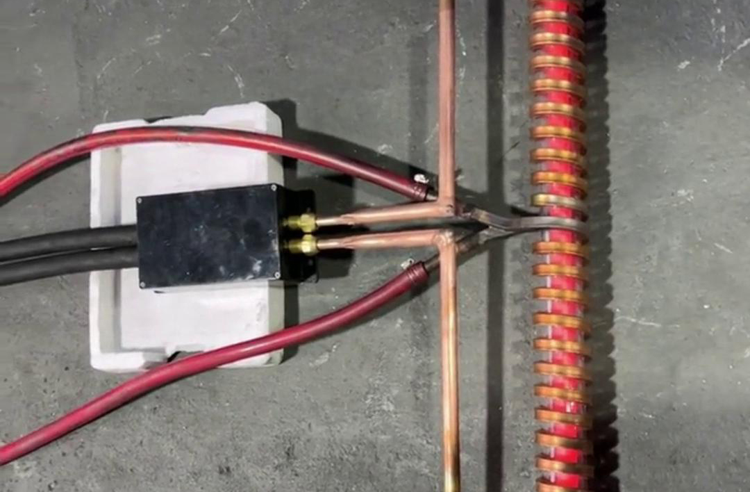 高频加热机配合软连接加热工件，高效灵活，适用于复杂形状工件