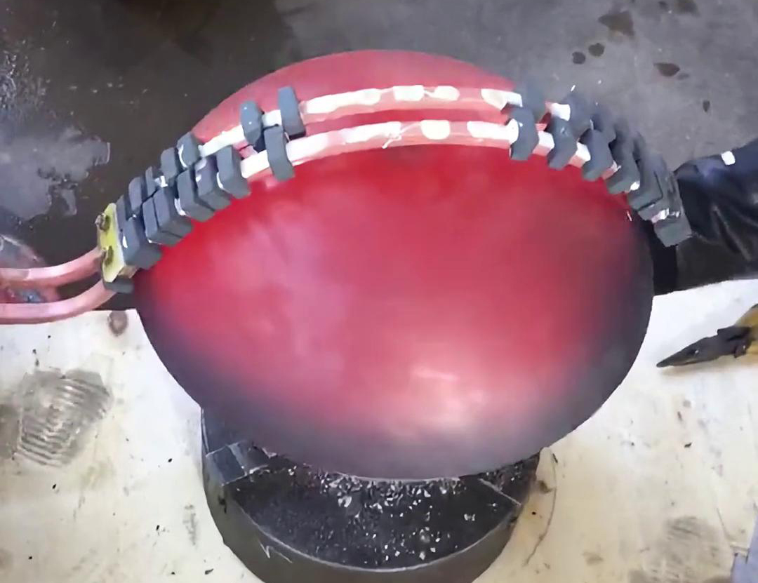 高频退火可以提高锅盖的硬度和强度，增强其抗压和耐冲击性能，从而提升压力锅的安全性和使用寿命