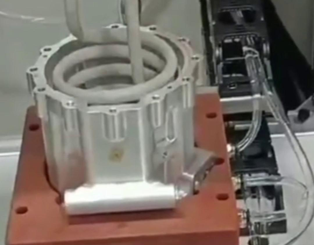 电机转子高频加热热装配是一种利用高频电磁振荡产生量能加热，从而实现精准零部件配合的工艺