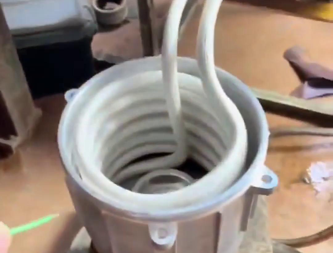 在电机装配中，使用高中频9.1成人免费看片加热设备进行轴套或轴承的热装确实是一种常见的装配方法