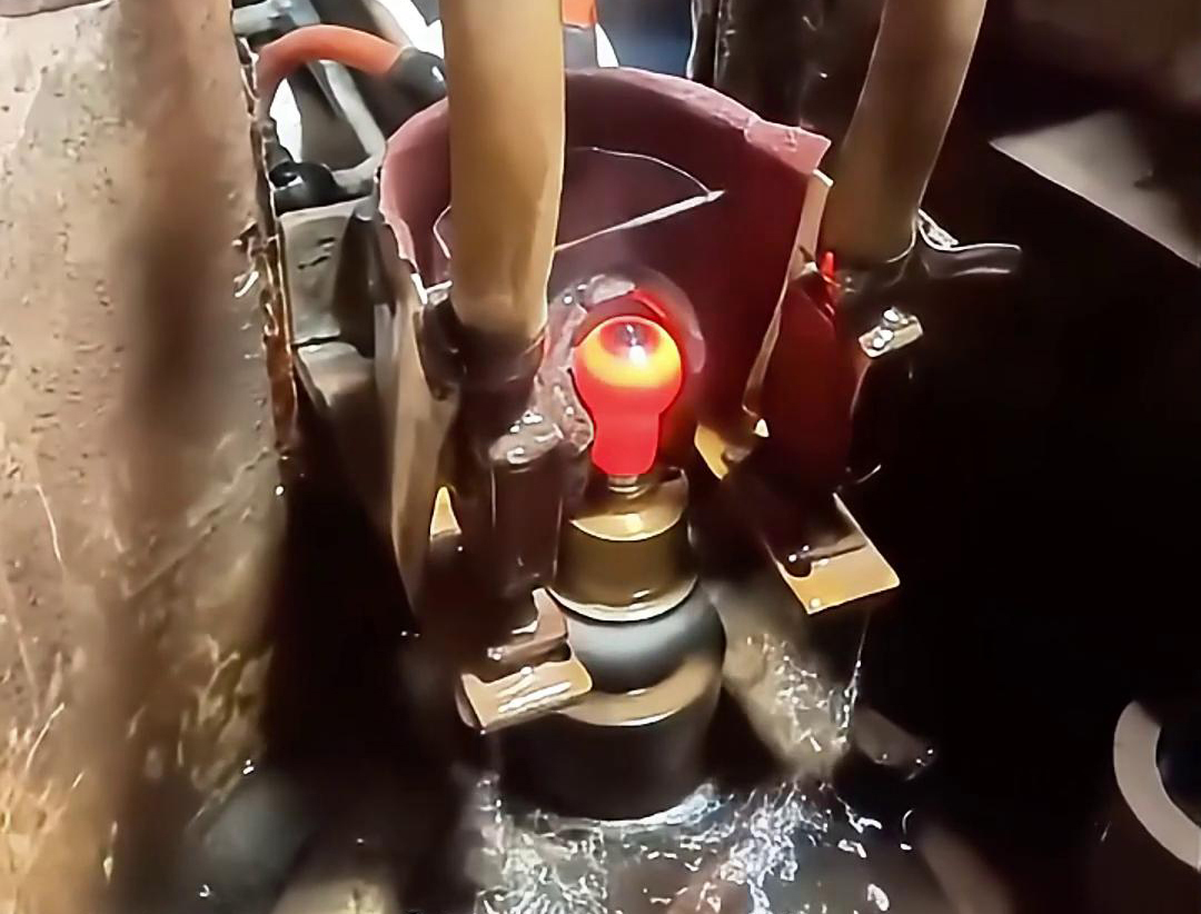 球头主销淬火和丝杆轴高频淬火提高这两类部件的表面硬度、耐磨性和疲劳强度(图1)