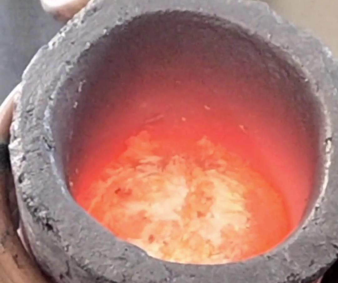 根据客户特定的熔炼需求、生产规模、场地条件等因素，专门设计和制造的中频9.1成人免费看片熔铝炉(图3)