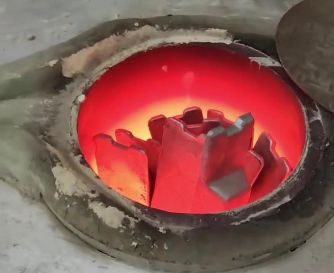 根据客户特定的熔炼需求、生产规模、场地条件等因素，专门设计和制造的中频9.1成人免费看片熔铝炉