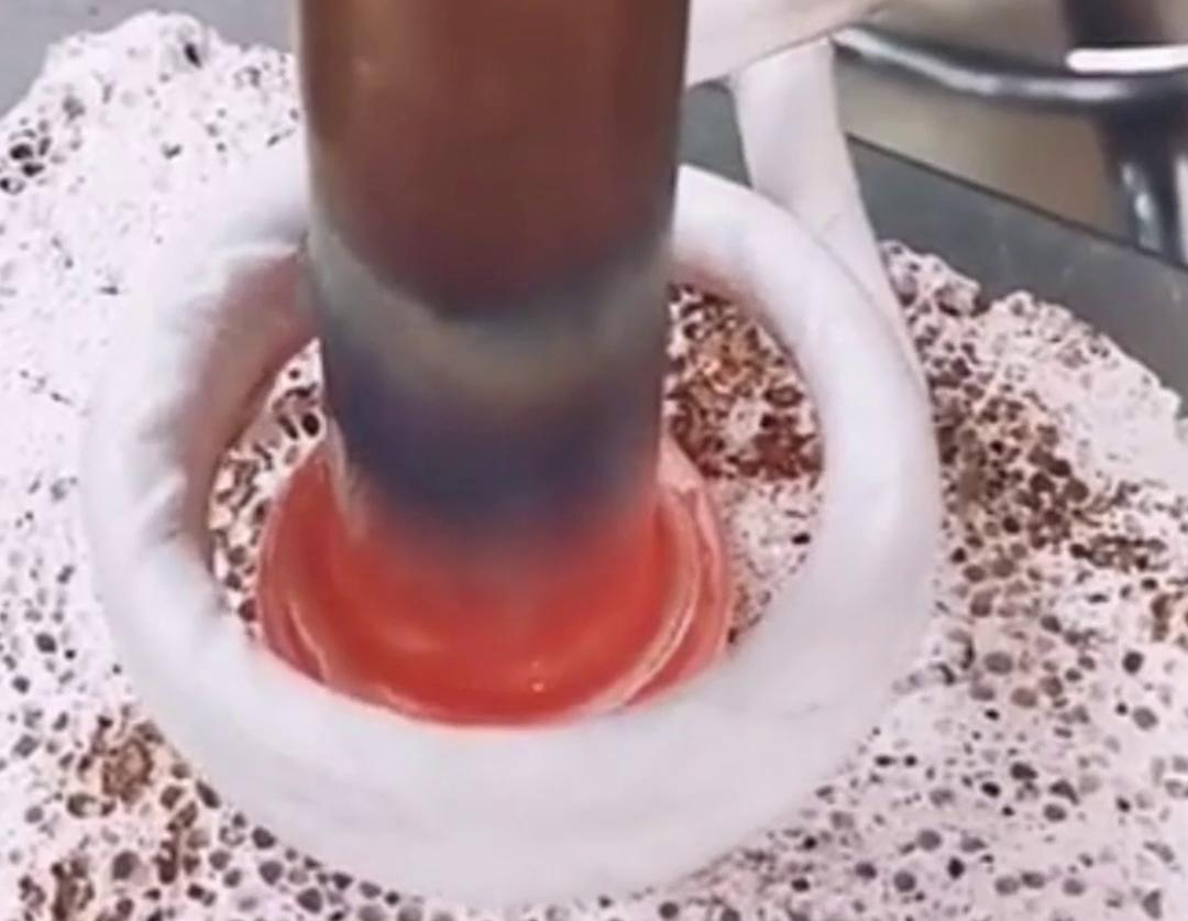 针对22毫米铜管三通接头的焊接，手持式高频焊机具有独特优势(图1)