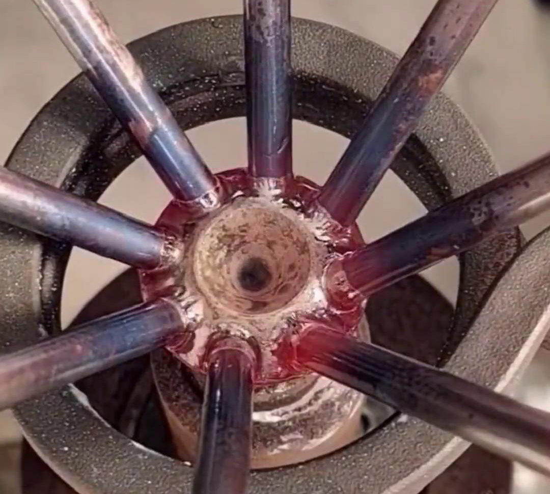 高频焊机的用途非常广泛，其中一种应用是在黄铜分液器焊接中