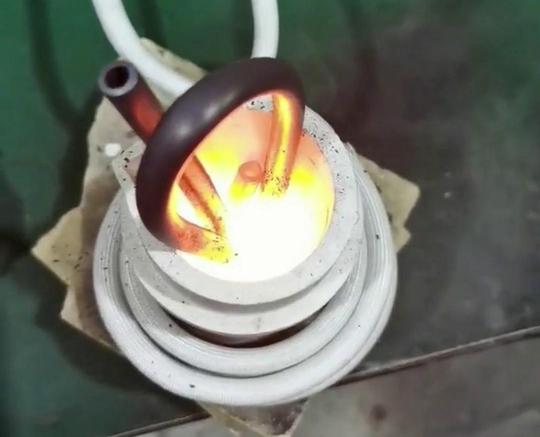 小型高频熔炼炉以其高效、精确、环保的特性成为诸多领域进行金属熔炼的优选设备