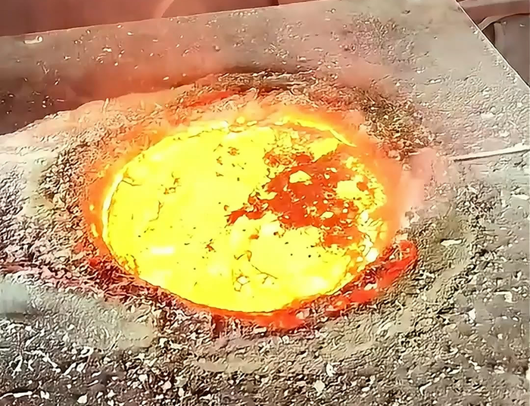 中频熔铜炉：高效、环保的熔炼解决方案