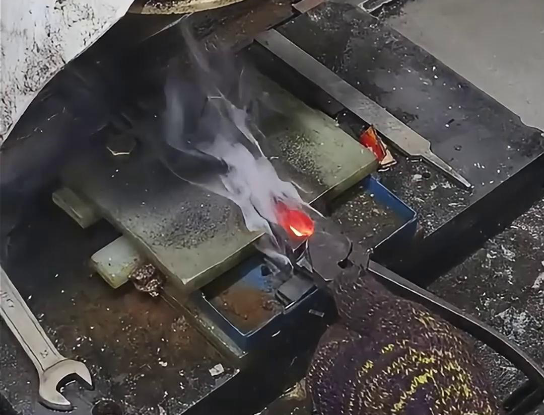 老虎钳口淬火就是使用高频淬火机快速加热，并在短时间内将其冷却