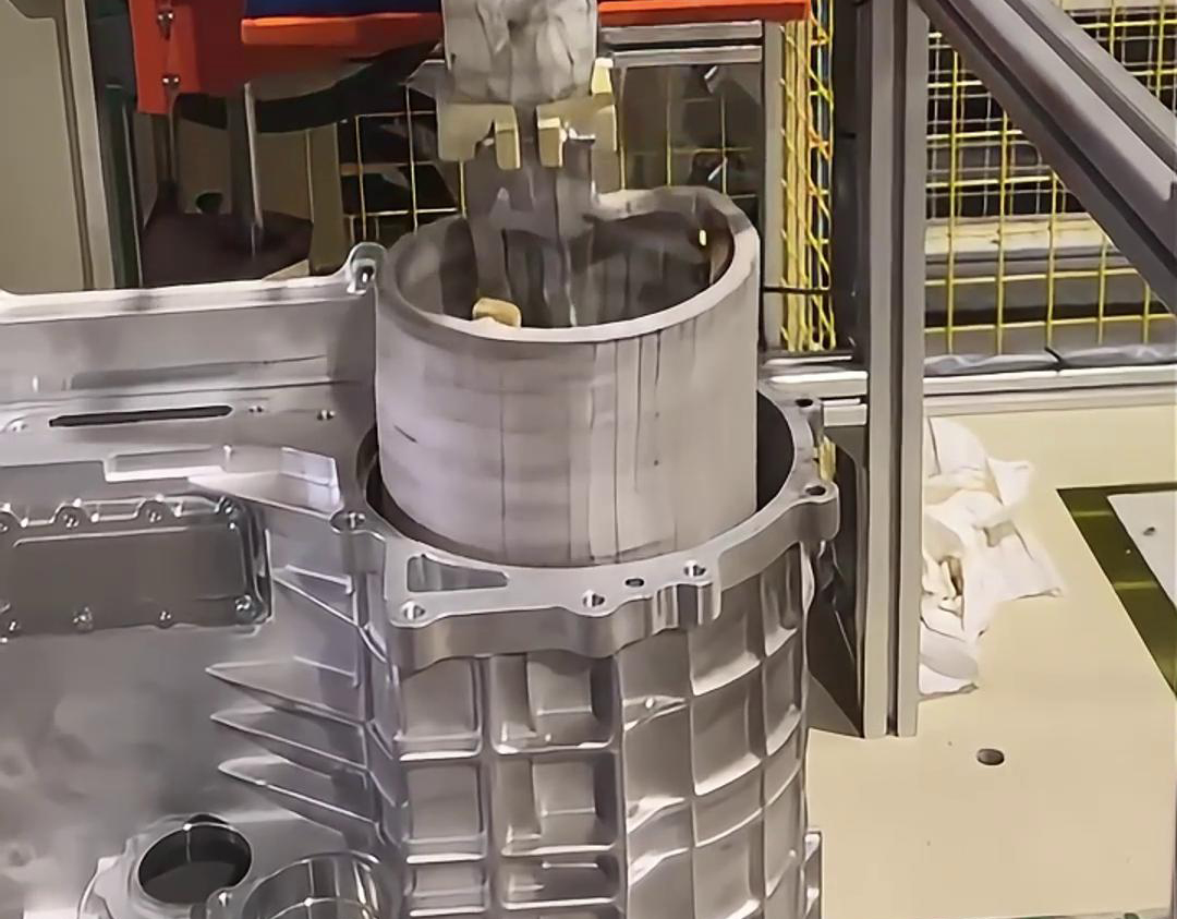 高频9.1成人免费看片加热设备——新能源电机壳热套的应用(图1)