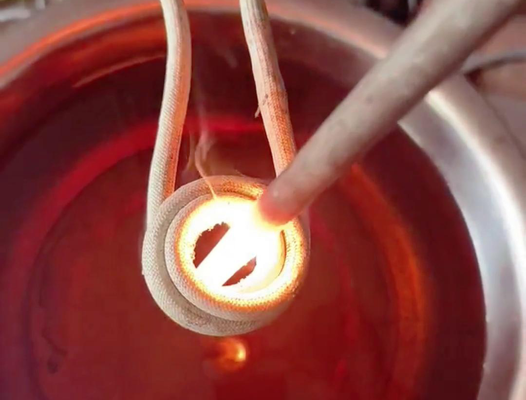 采用高频9.1成人免费看片加热设备，快速实现棒料的均匀加热