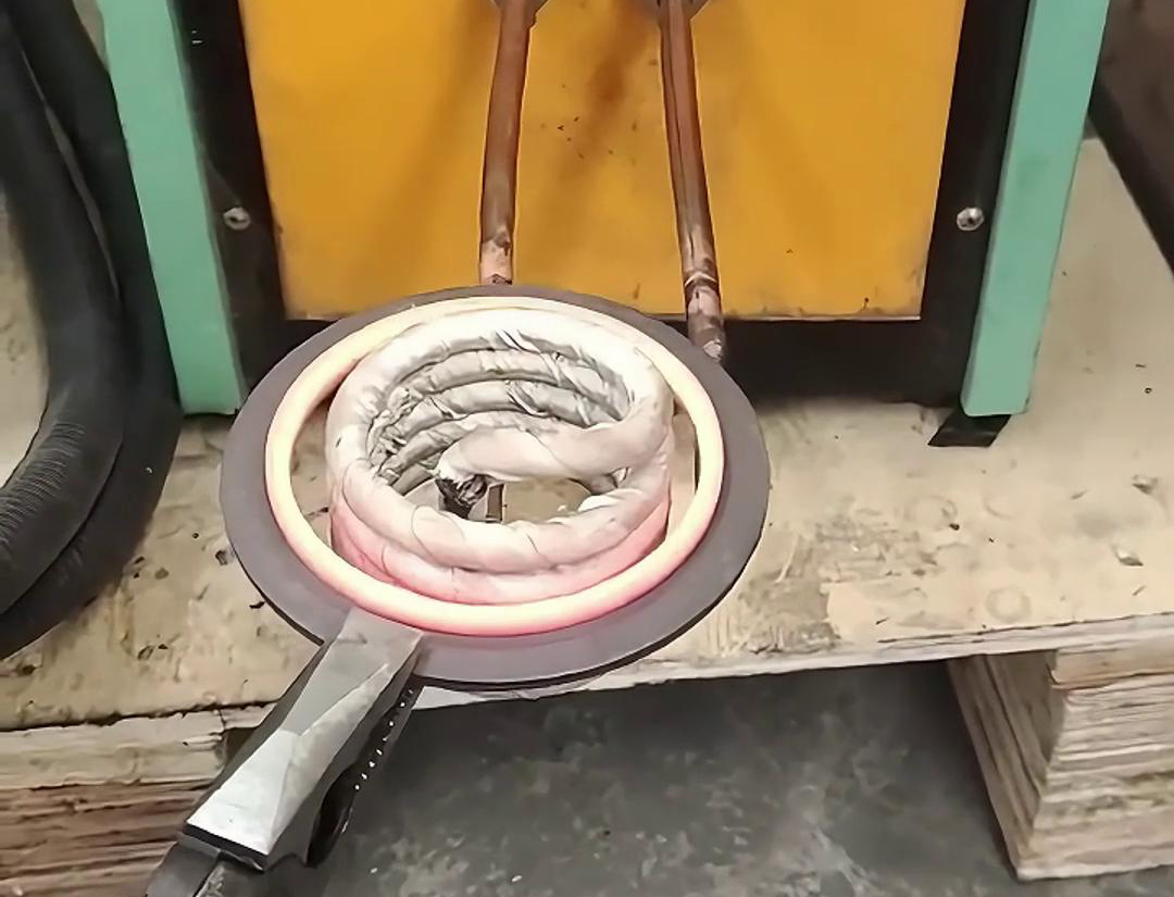 内孔加热，就用高频加热机，因为它只要220V电压