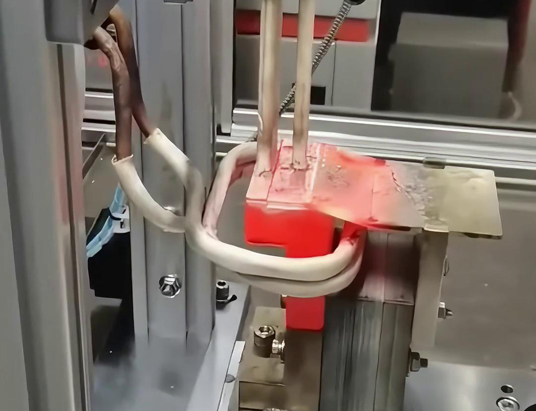 框架断路器母排铜排高频焊接过程。采用高频自动焊接