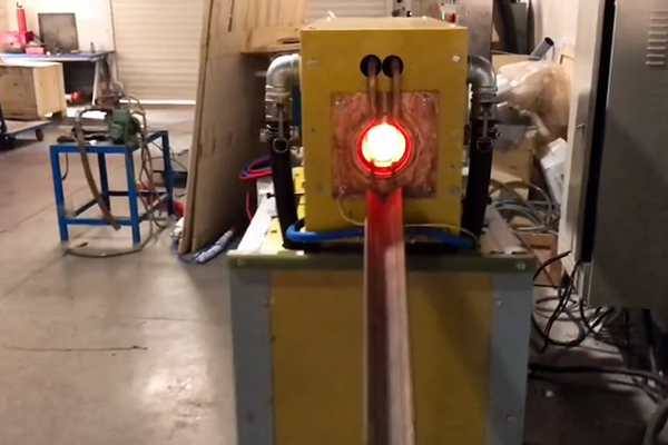 中频锻造加热炉配自动送料系统对金属棒材（如铁棒、铜棒、铝棒）的加热和锻造(图2)