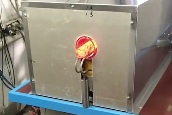 中频锻造加热炉配自动送料系统对金属棒材（如铁棒、铜棒、铝棒）的加热和锻造(图3)