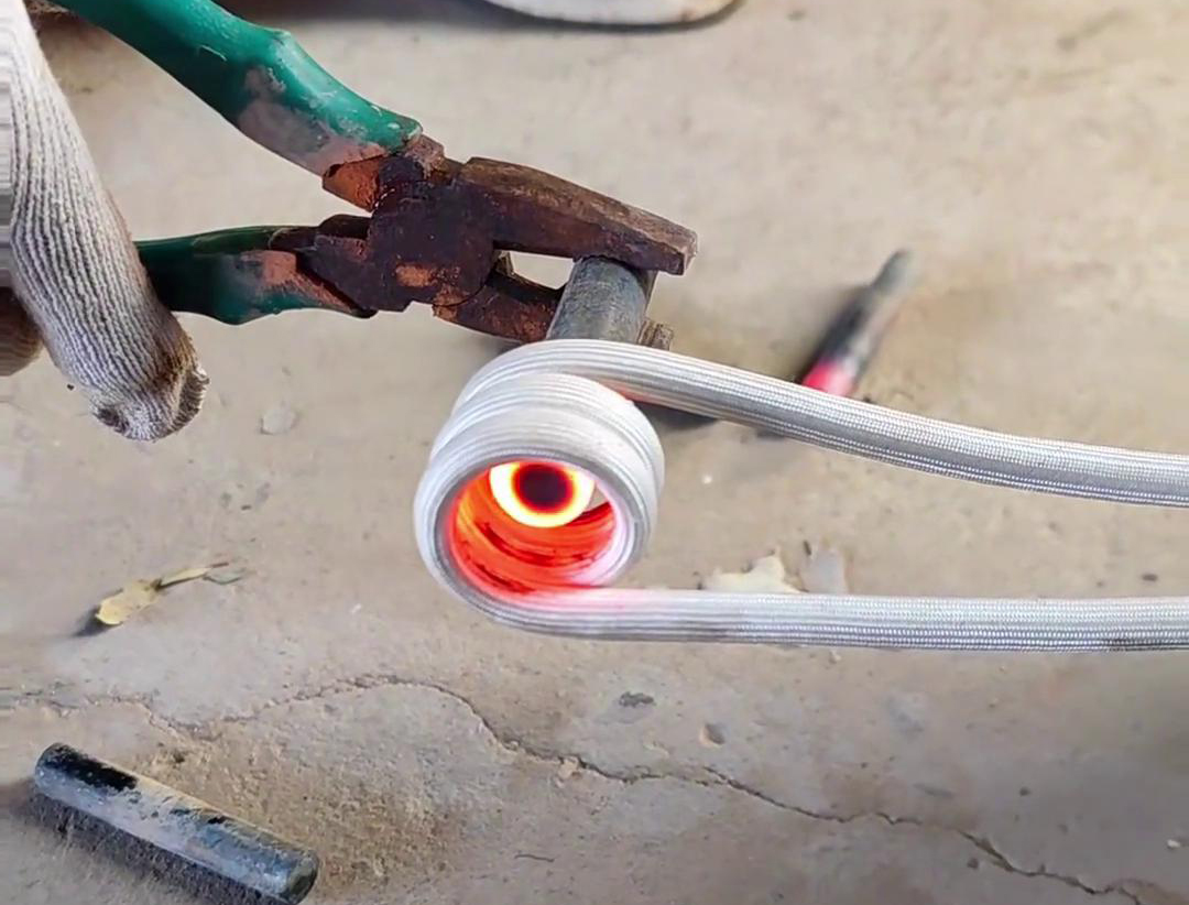 小型高频9.1成人免费看片加热设备用于棒料加热热锻锻打热处理