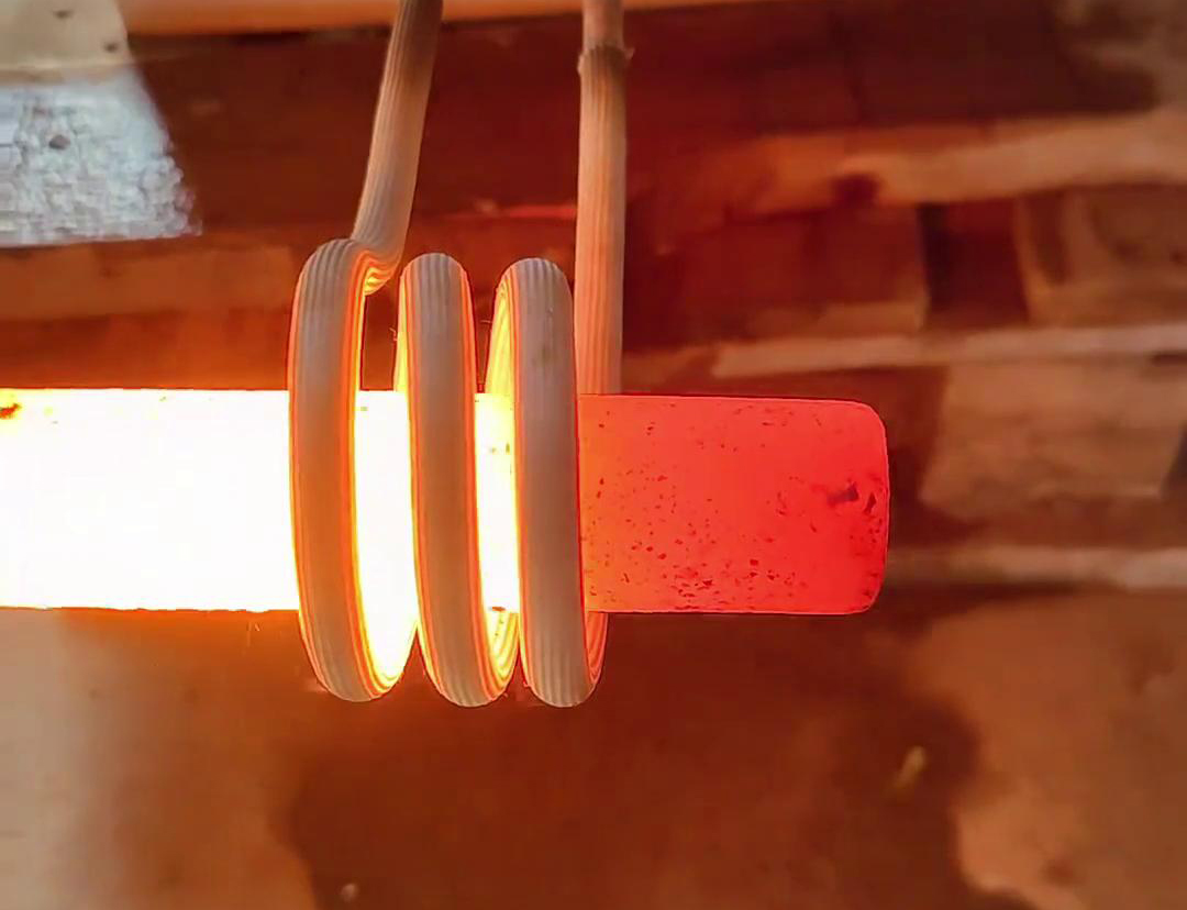 用小型高频加热炉对棒料进行加热，然后进行锻打