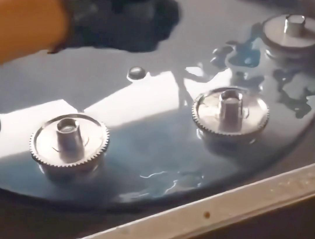 多工位齿轮淬火机床可以同时对多个齿轮进行淬火处理，提高生产效率