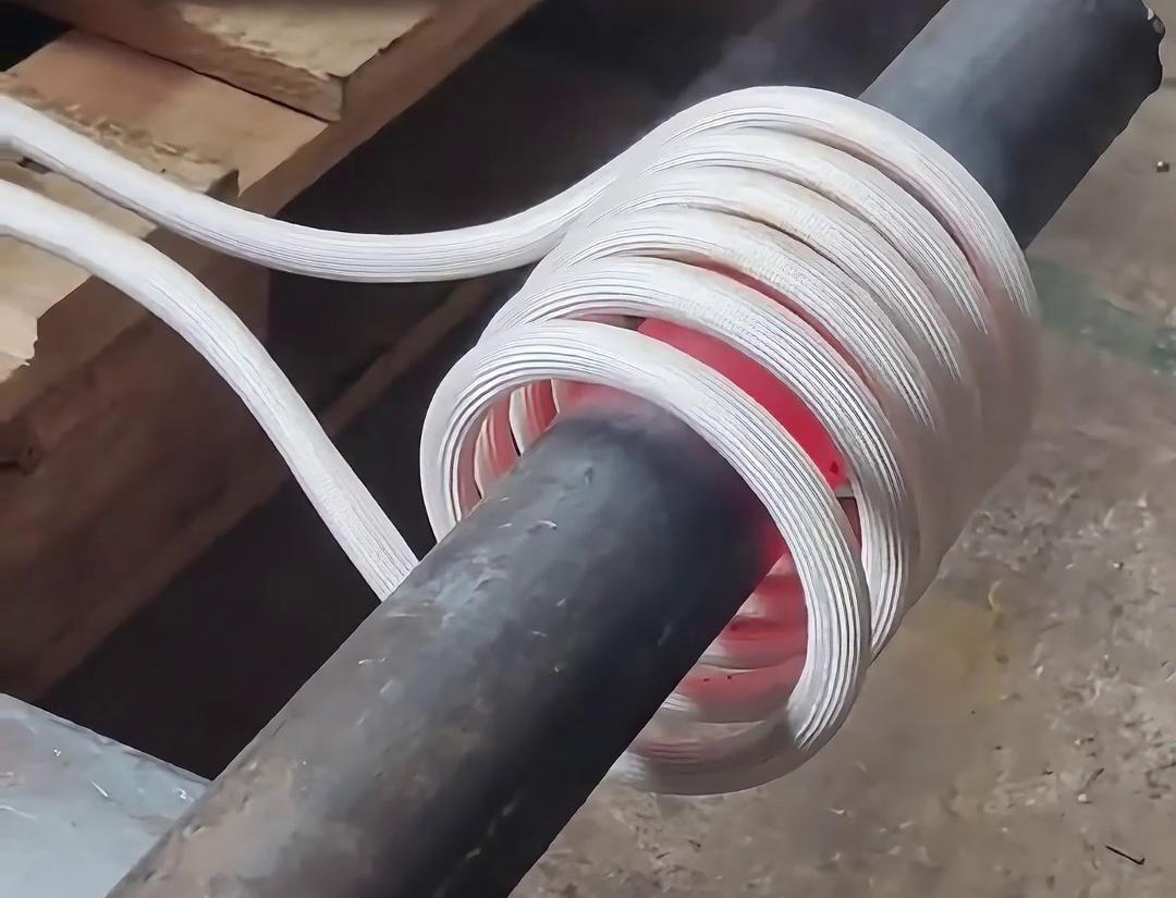 30KW高频9.1成人免费看片加热设备，局部加热直径65mm的铁棒折弯