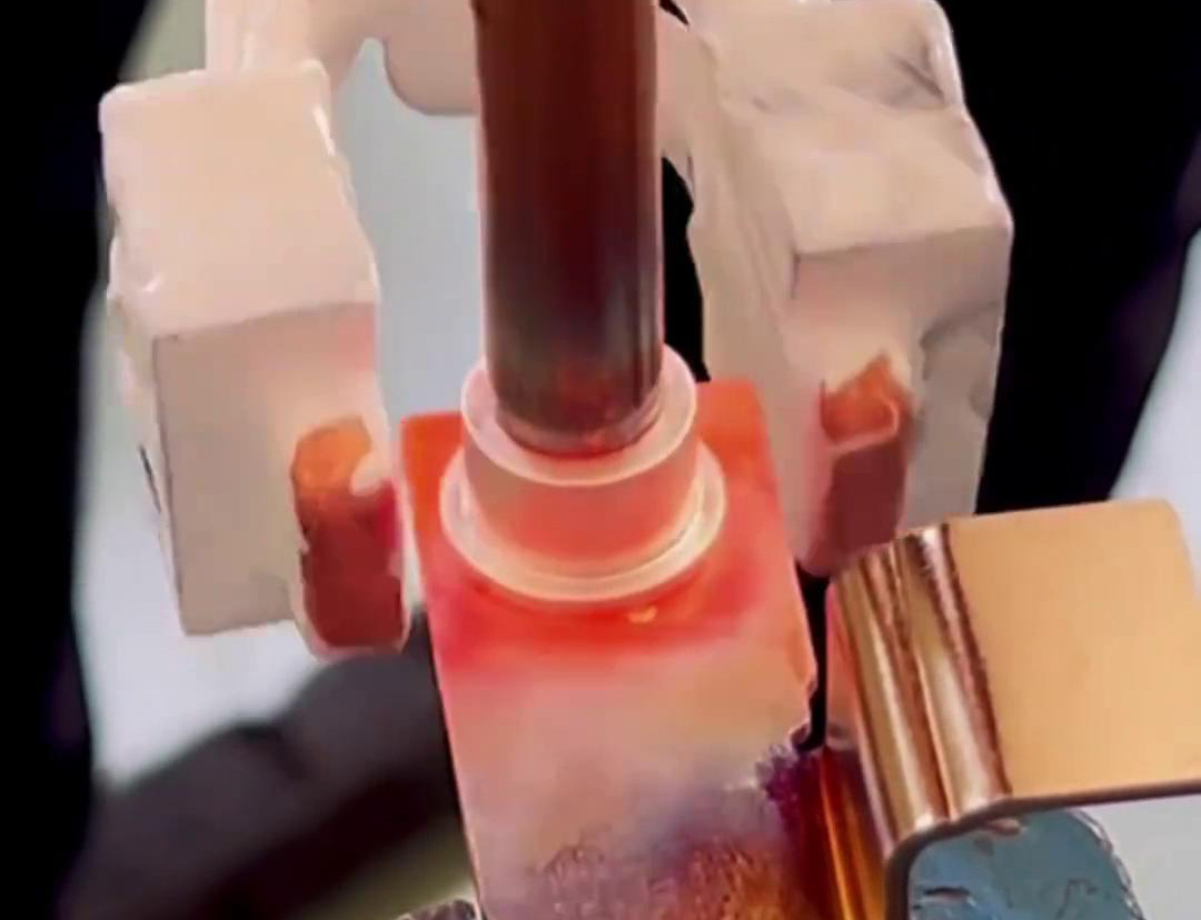 手持式高频机在焊铜方面展现出了高效、精准和灵活的特点