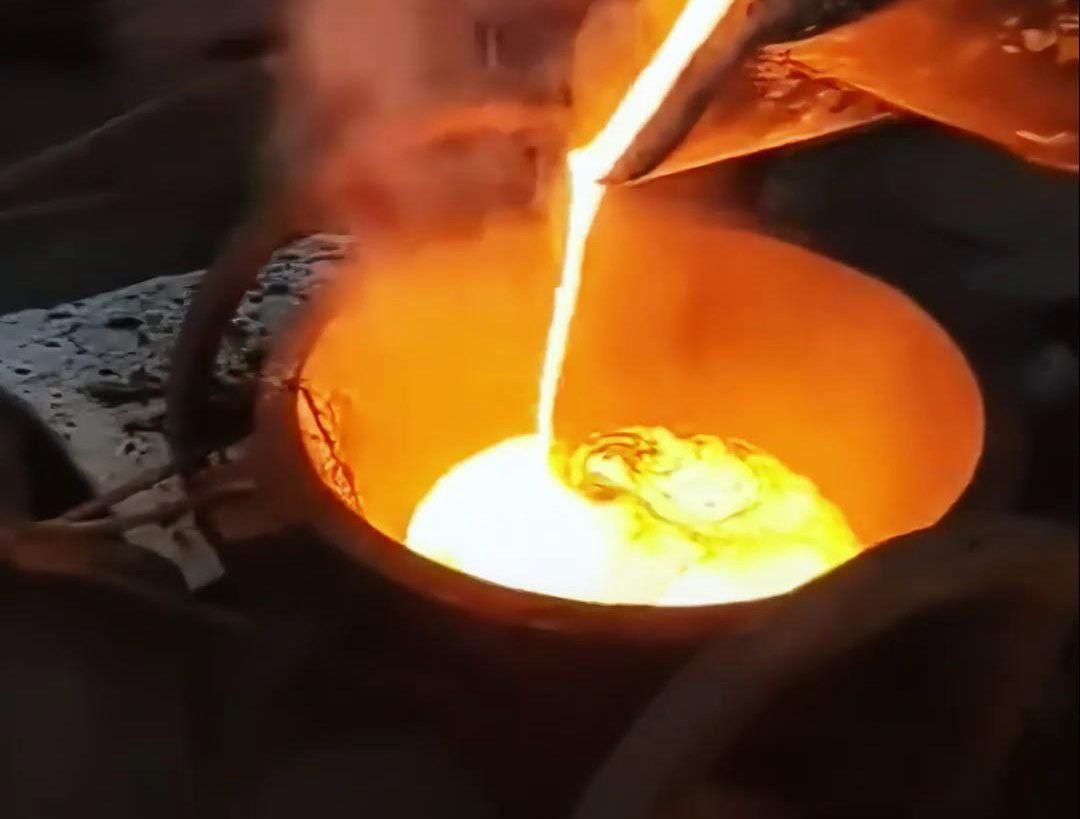 中高频9.1成人免费看片熔炼炉的倒料操作处理和注意事项
