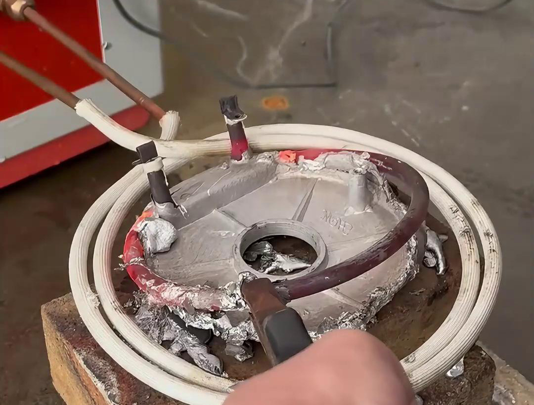 中频9.1成人免费看片加热机对铁铝板加热，根据熔点不同，将它们进行热拆分离