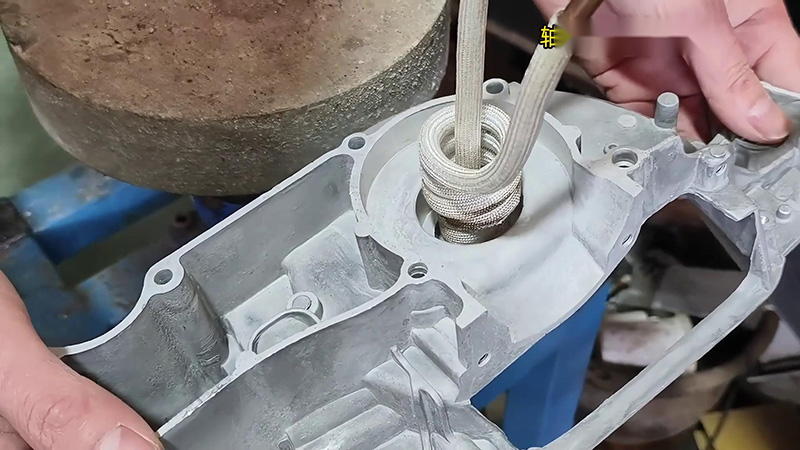 铝壳使用高频加热机加热内孔，然后轴承热装配