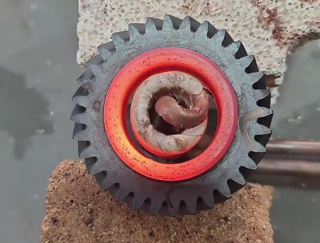 高频加热机在齿轮内孔加热处理中,它既可以用于淬火处理，也可以用于内孔加热热配合工艺