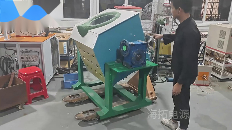 客户定制的300公斤中频熔炼炉，手摇倾倒式熔铜炉