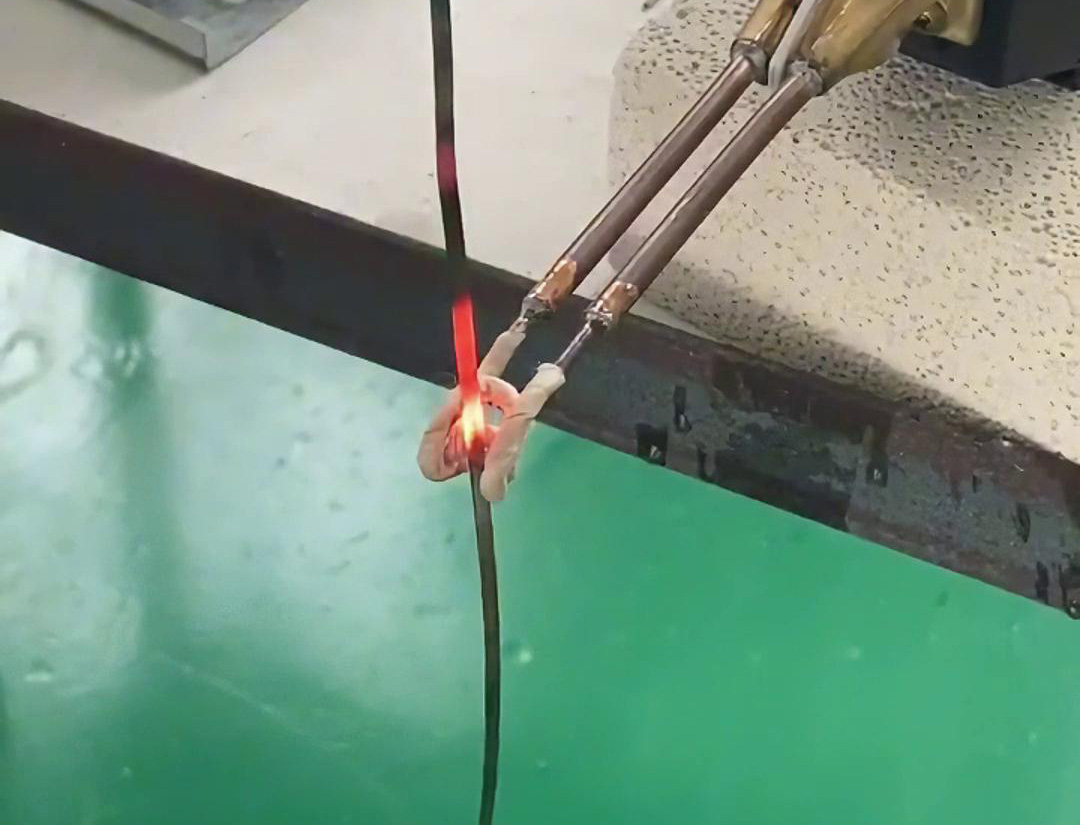 220V电压的超高频9.1成人免费看片加热机对不锈钢线片加热退火热处理