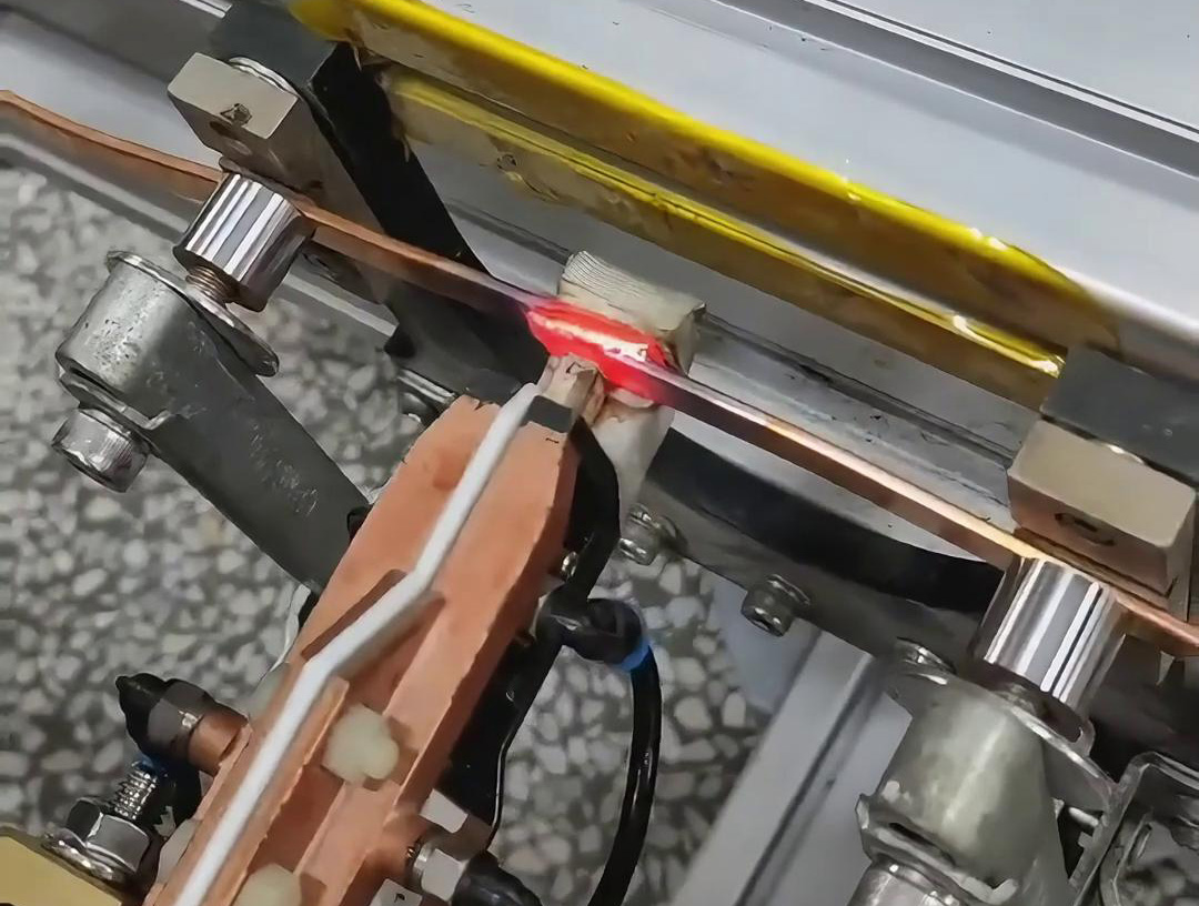 手持式高频焊机适用于铜板等金属材料的焊接、淬火和退火等工艺