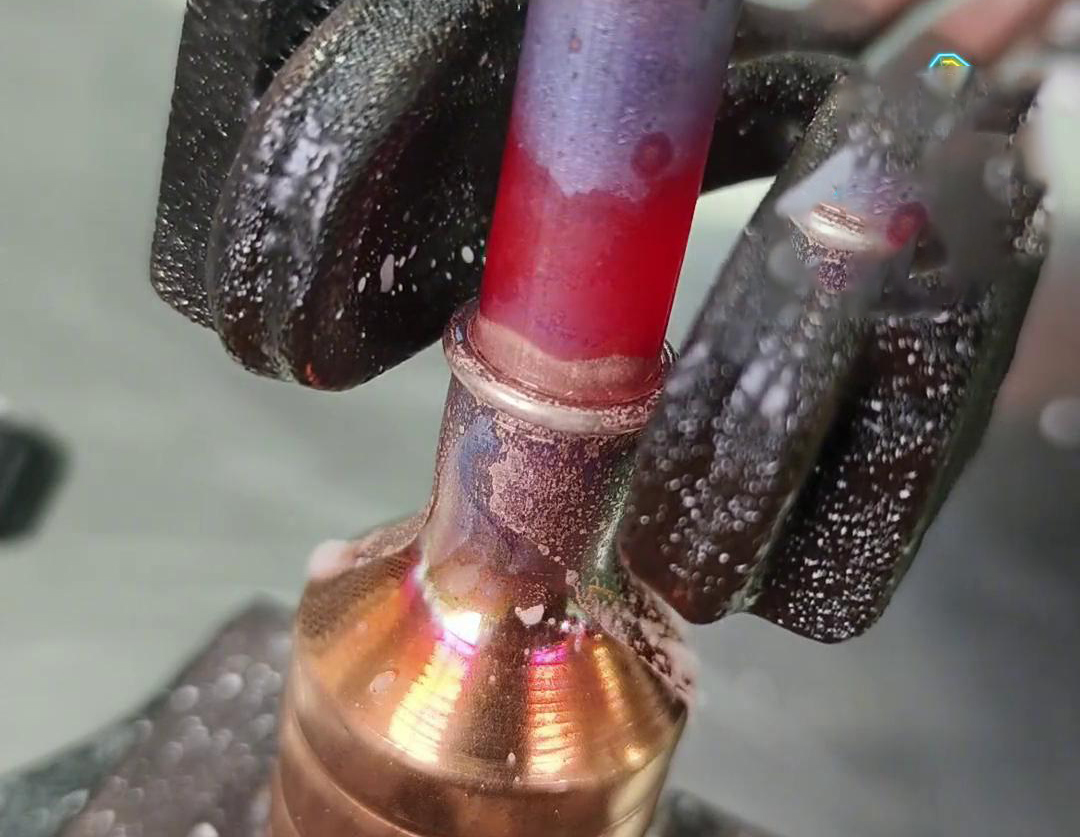 高频钎焊机使用磷铜焊料对紫铜管和紫铜板进行焊接(图3)