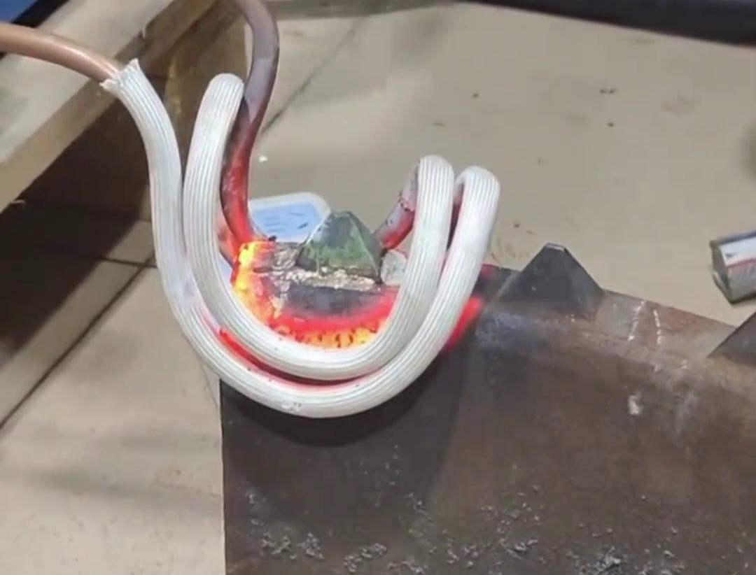 合金热拆是一种利用高频加热机快速加热带合金金属材料，以实现拆卸或维修的工艺方法