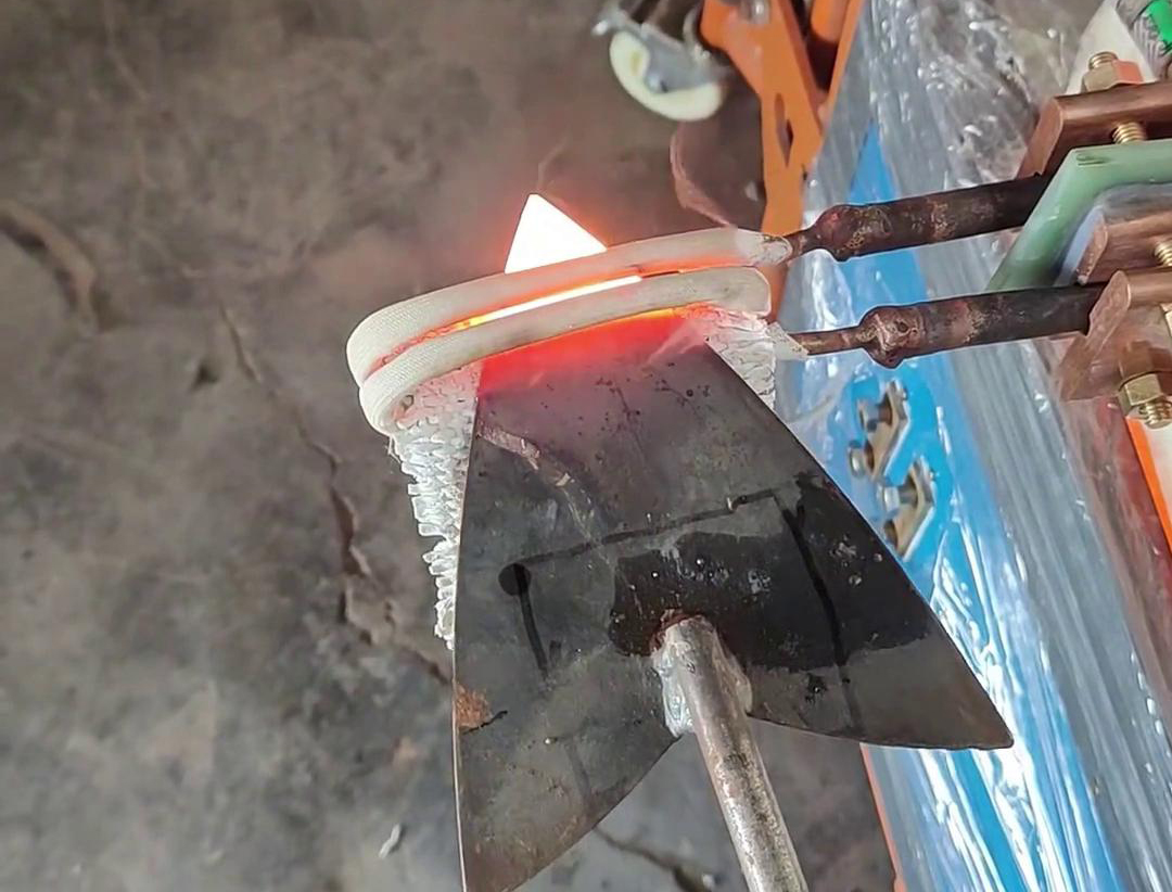 对于只有3mm厚的钢铁板加热，不管是超高频加热机还是高频加热机都可以轻松做到