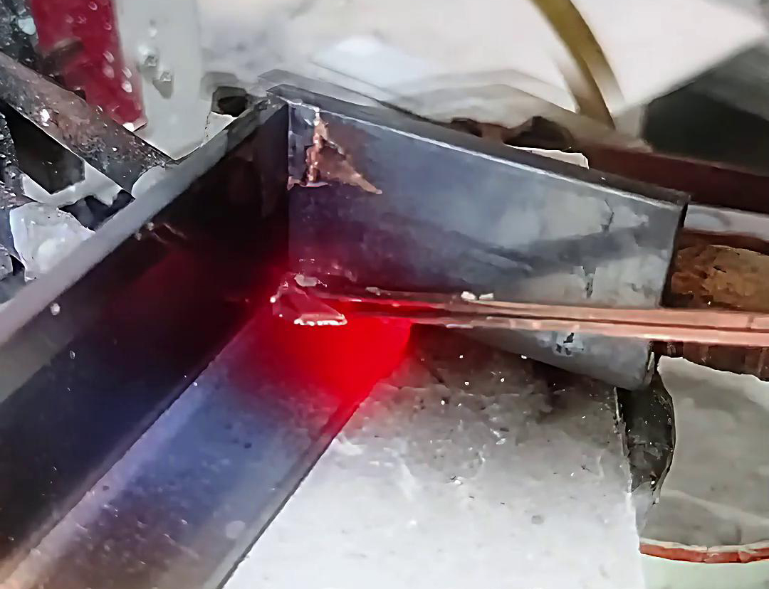 高频焊机在铜排焊接中应根据铜排的材质、尺寸、厚度和焊接要求选择