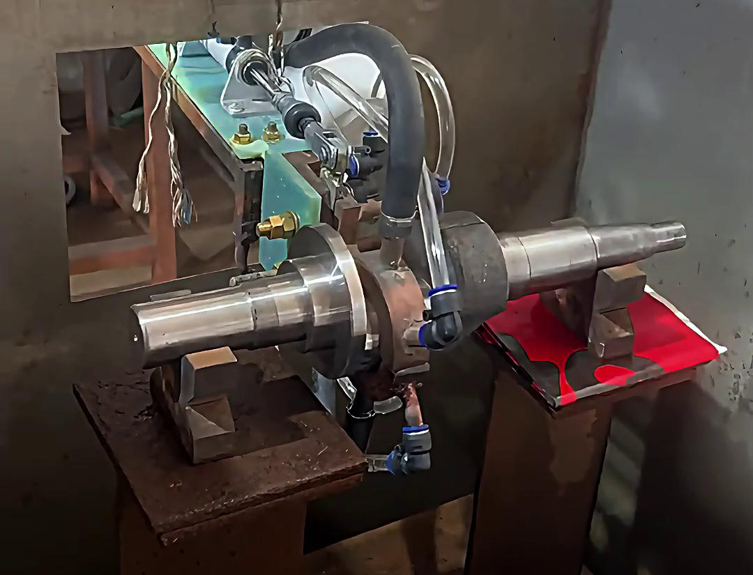 将曲轴置于中频9.1成人免费看片91网站免费看片中，通过9.1成人免费看片线圈产生的交变磁场使曲轴表面迅速升温至淬火温度