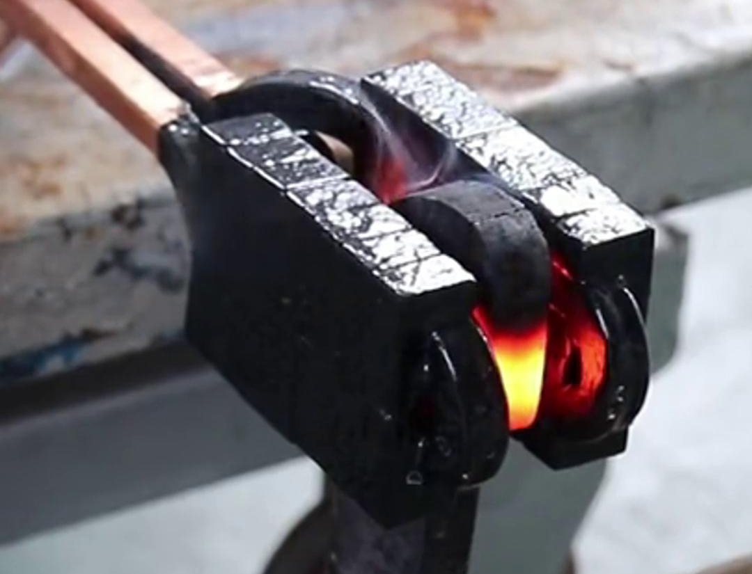 手持式高频加热机采用 U 型开口线圈设计，让加热方