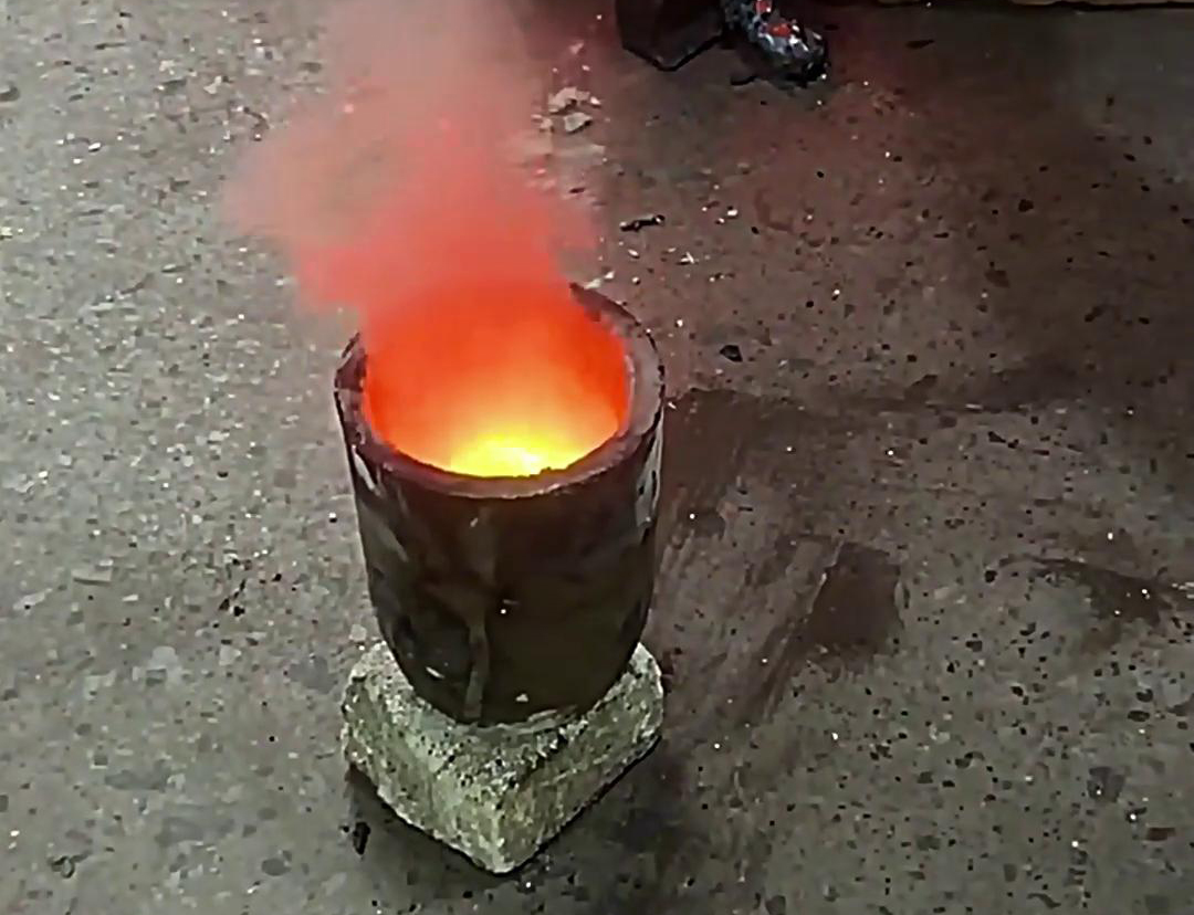 91看片神器APP小型中频熔炼炉助力黄金矿粉熔炼测试(图1)