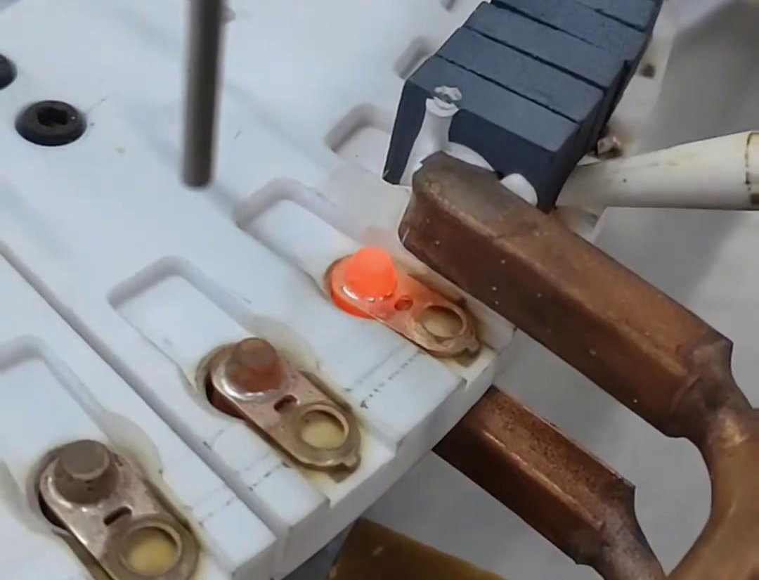 全自动高频焊接设备，用于铜端子的自动化焊接