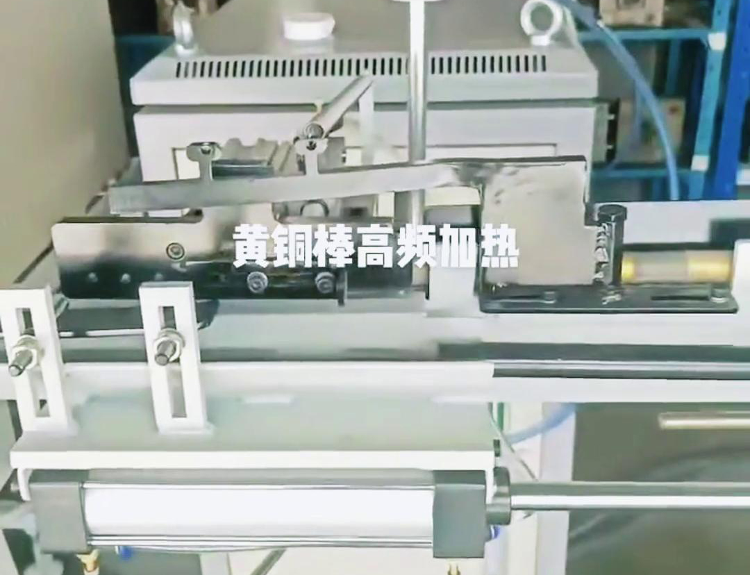 自动化送料机把一根根的黄铜棒送到锻造加热炉里加热