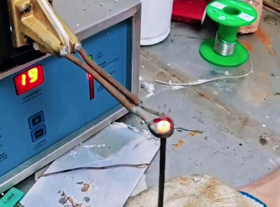 利用超高频加热机对热流管进行加热焊接封口