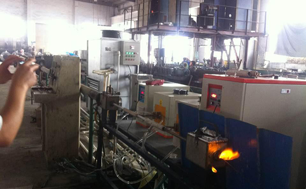 91看片神器APP高频退火机+U型线圈+输送带的棒料加热退火半自动化方案